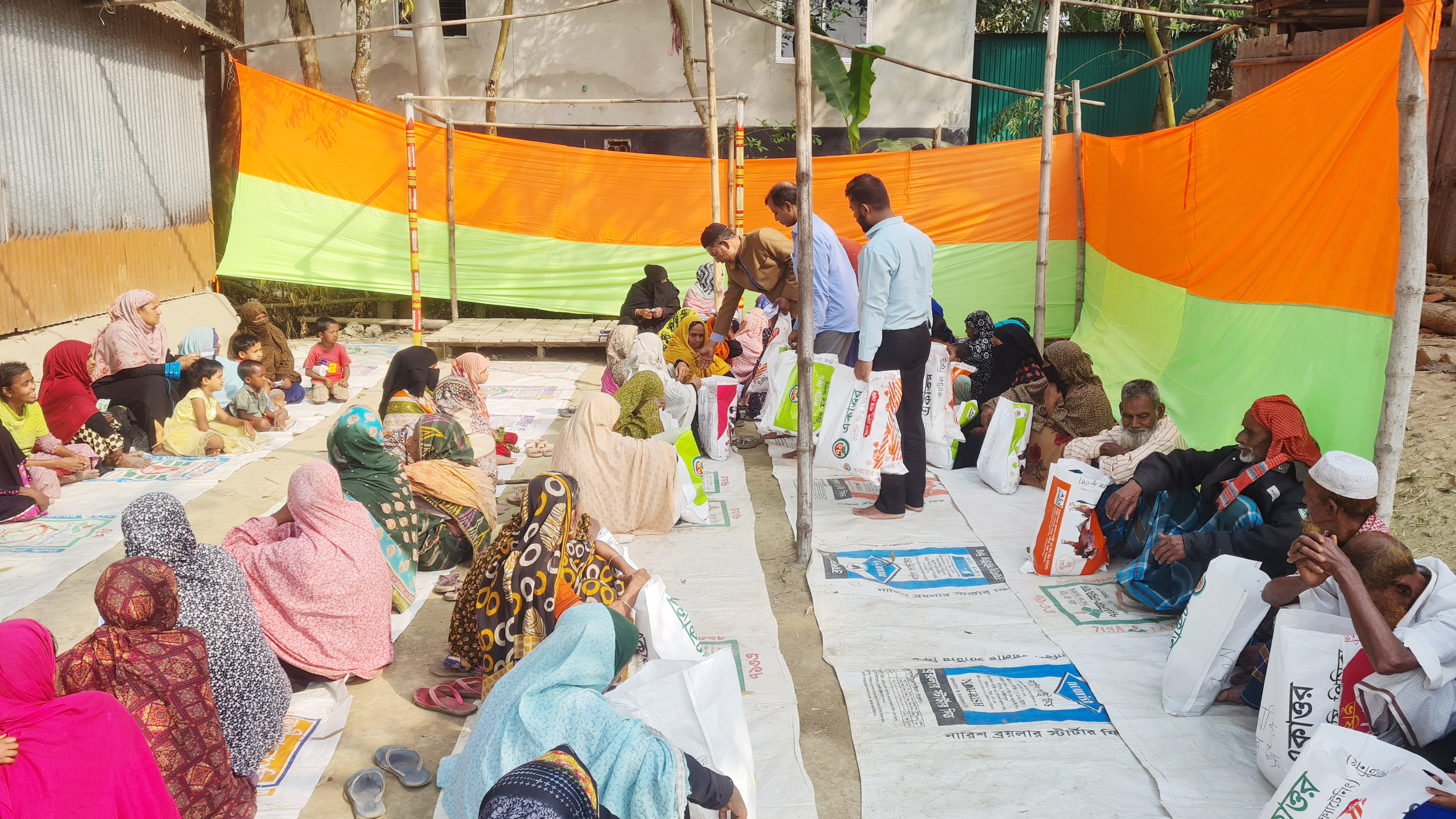 বাসাইলে মানবিক আহার কেন্দ্রের উদ্যোগে শতাধিক হত-দরিদ্র পরিবারের মাঝে ইফতার সামগ্রী বিতরণ