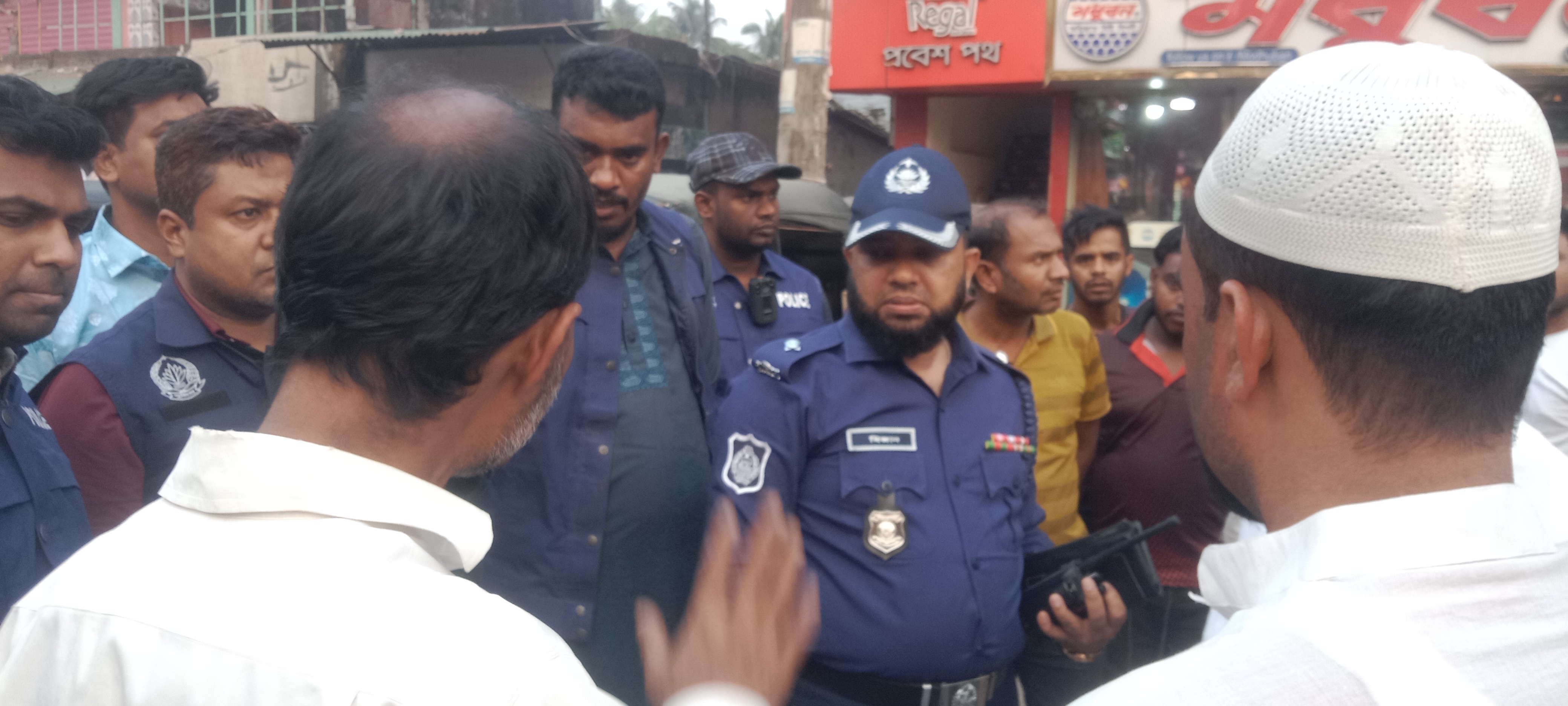 ফুটপাত দখল মুক্ত করতে ছাতক থানার ওসি মিজানুর রহমানের নেতৃত্বে পুলিশি অভিযান