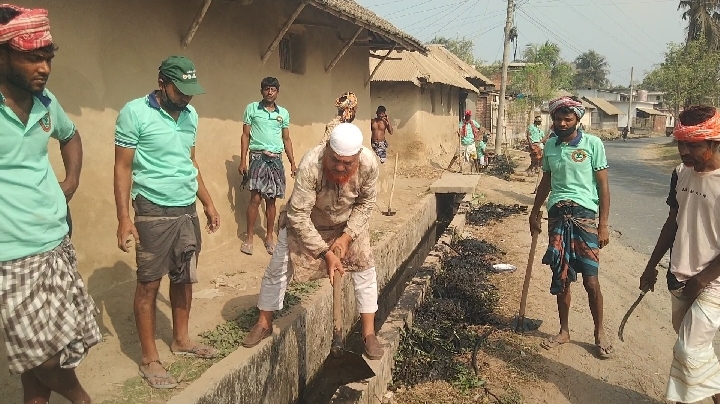 ভোলাহাটে সরকারী রাস্তার ড্রেন পরিষ্কার করলেন মুশরীভূজা আই.সি.এম যুব উন্নয়ন ক্লাব!!