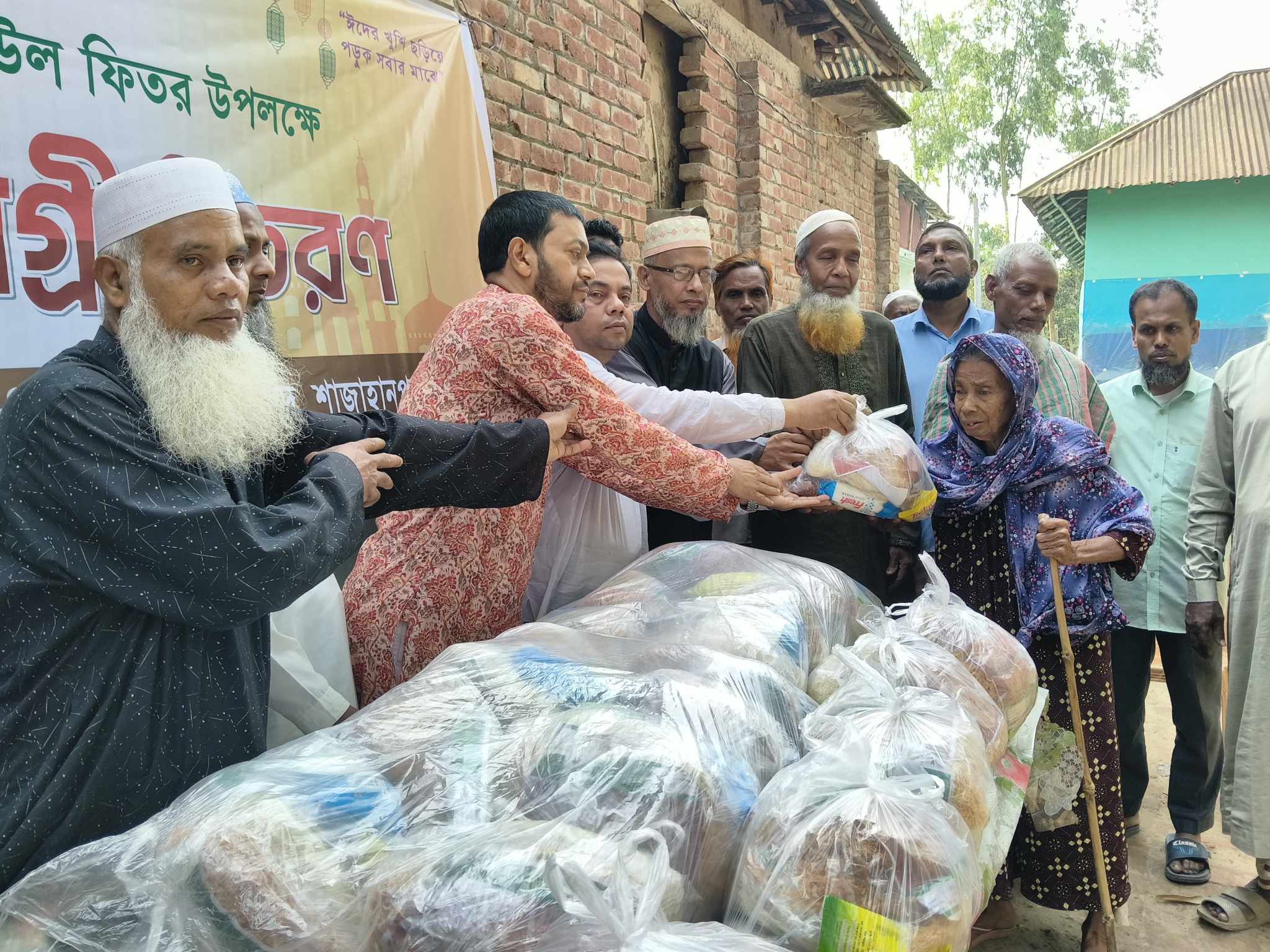 চকজোড়ায় ঈদ সামগ্রী বিতরণ অসহায় মানুষের পাশে দাঁড়ানোর প্রত্যয় সমাজ কল্যাণ পরিষদের