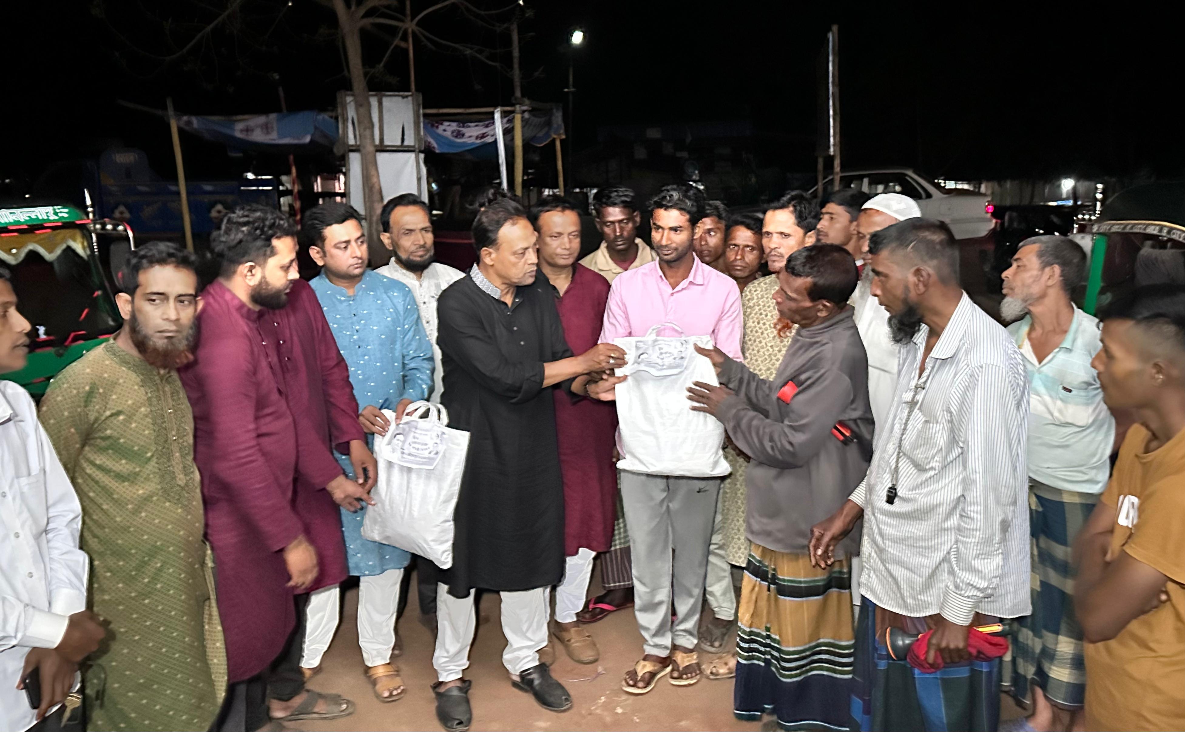 শাজাহানপুরে নৈশপ্রহরীদের মাঝে ঈদ সামগ্রী বিতরণ করলেন বিএনপি নেতা আজিজুর রহমান বিদ্যুৎ