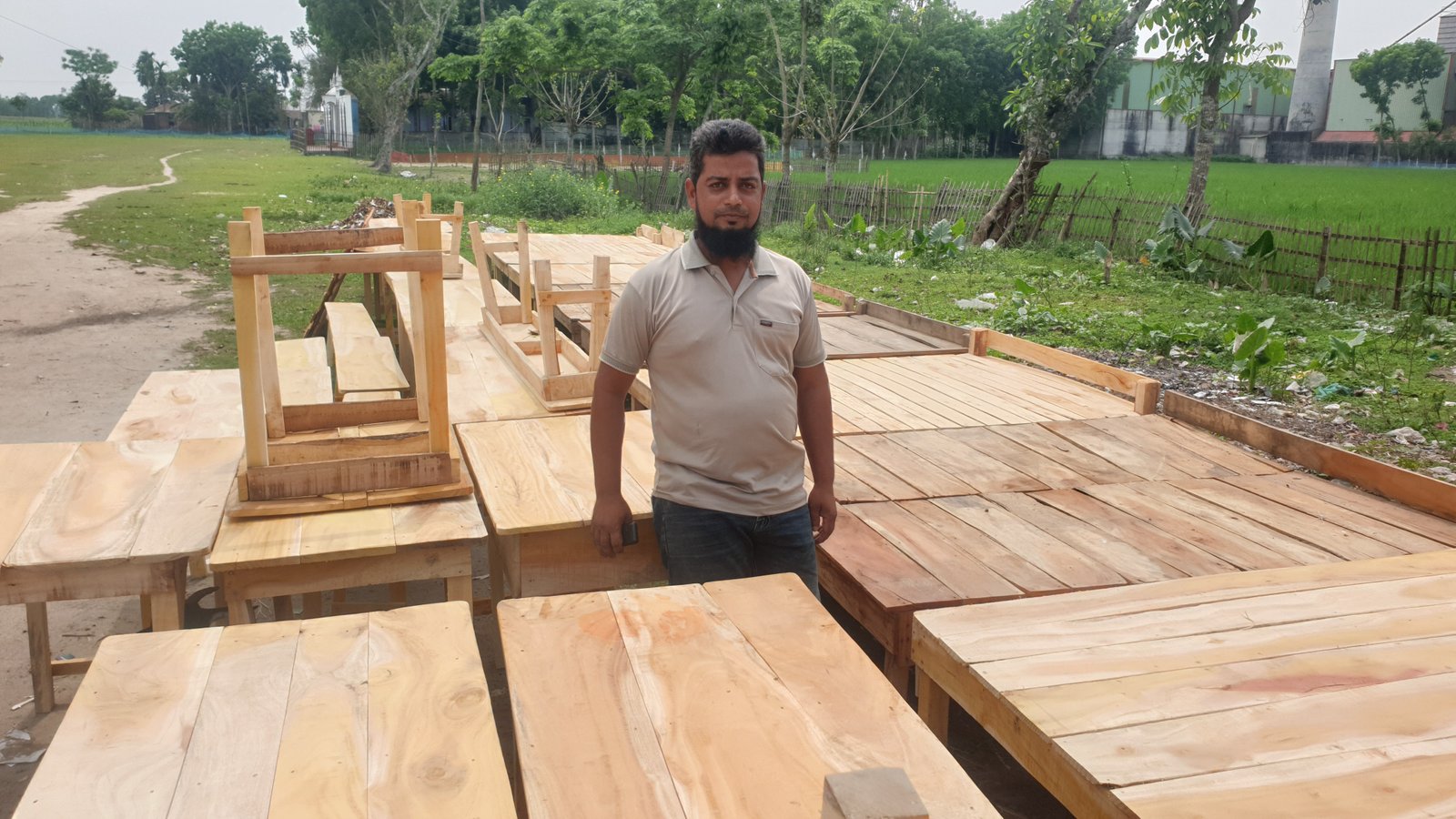 হারিয়ে যাওয়া কাঠশিল্পে নতুন প্রাণ, রুহিয়ার হাটে স্বপ্ন গড়ছেন ফার্নিচার ব্যবসায়ী