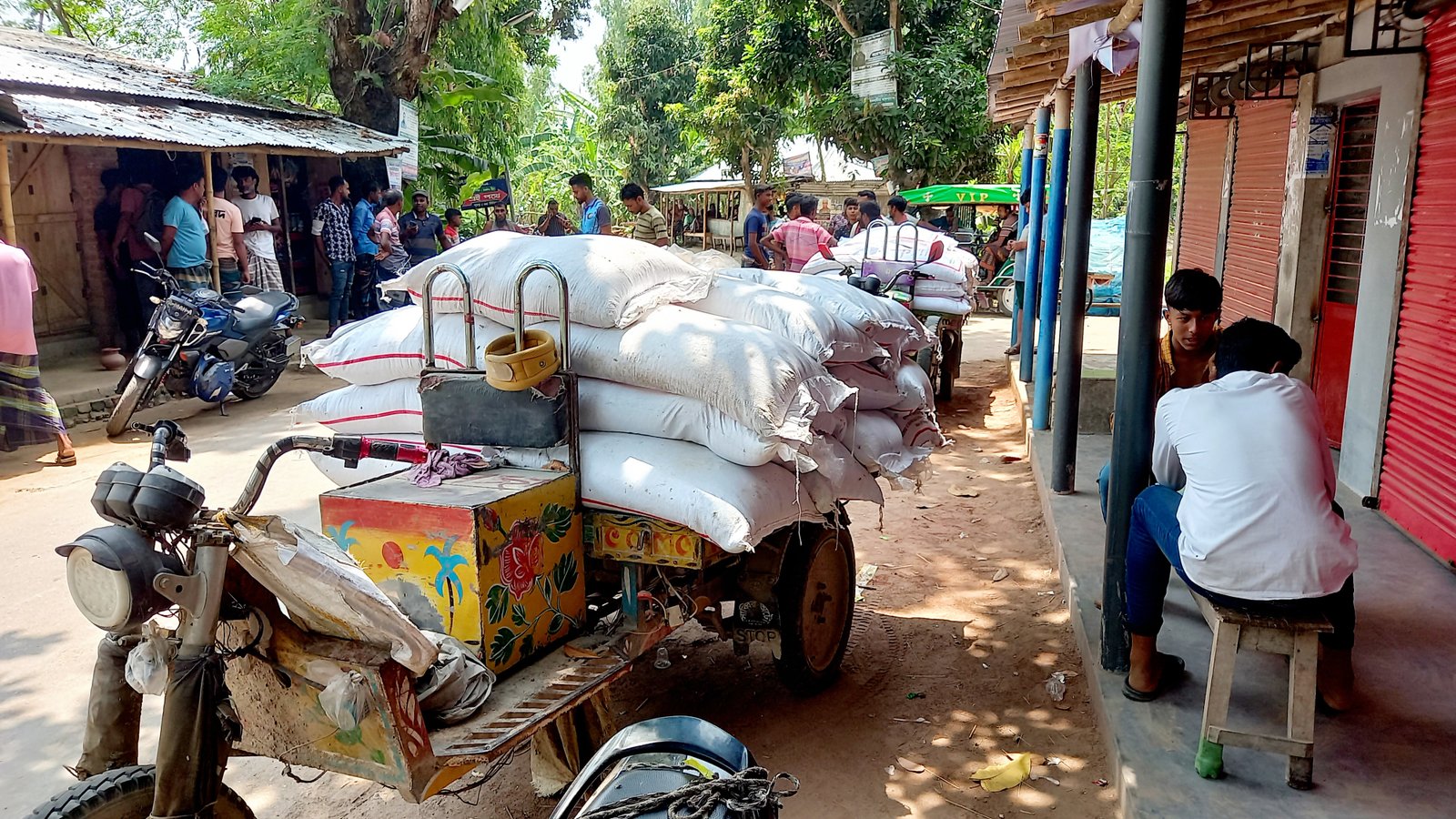 মান্দায় পাচারের সময় ৪৫ বস্তা সরকারি সার আটক, কৃষকদের মাঝে বিক্রি