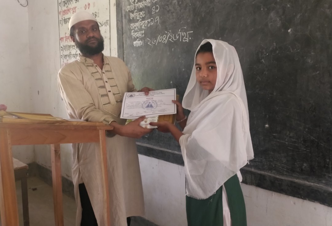 নাগরপুরে স্কুল পড়ুয়া শিক্ষার্থীদের মাঝে মেধা বৃত্তি প্রদান করেছেন স্কুল শিক্ষক এম. এ. মান্নান