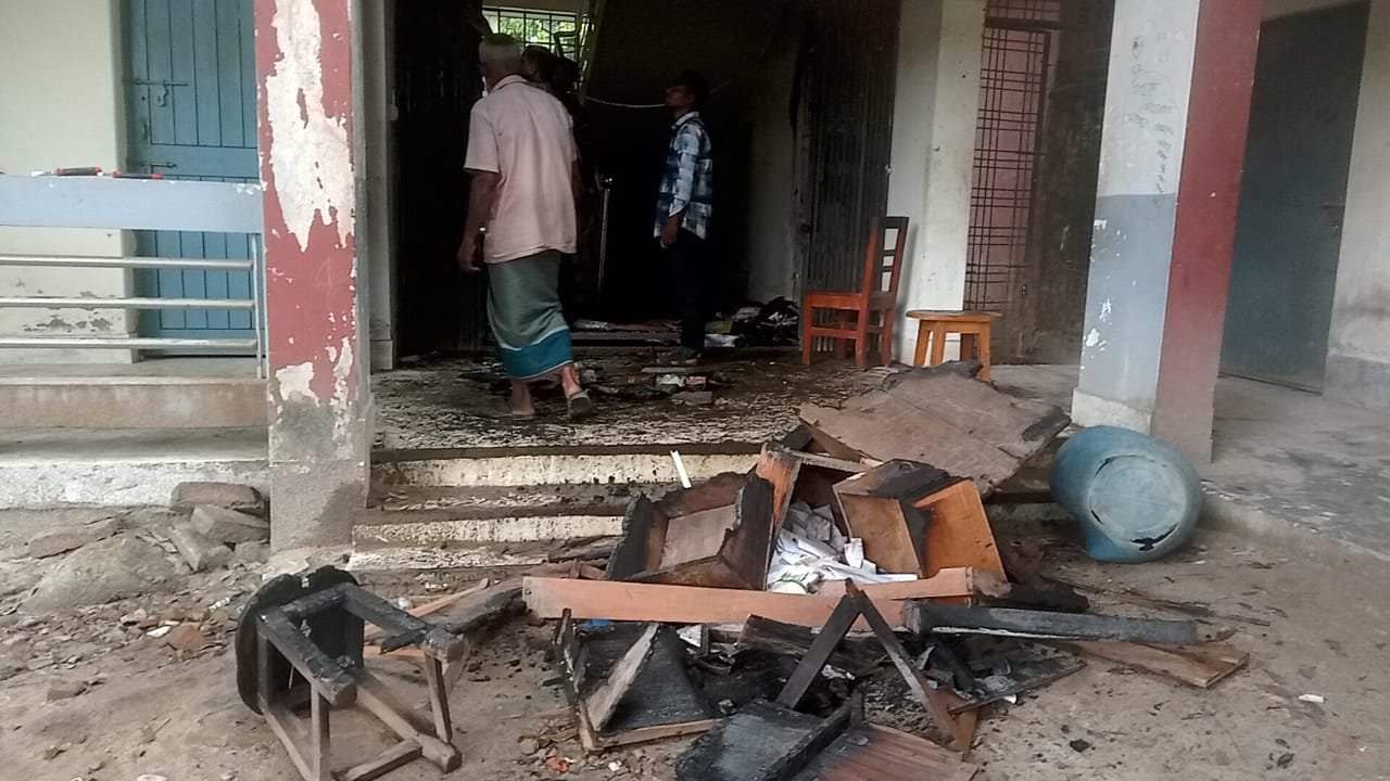 রুহিয়া উচ্চ বিদ্যালয়  এসএসসি পরীক্ষা কেন্দ্রে অগ্নিসংযোগ