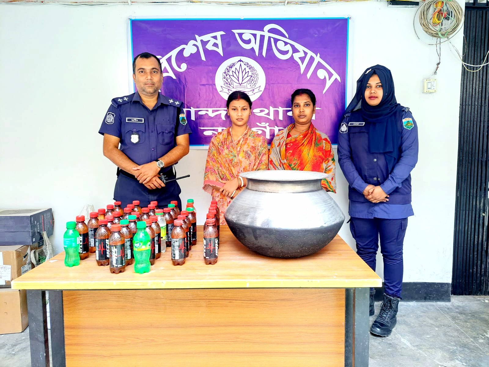 মান্দায় ৩০ লিটার চোলাই মদসহ দুই নারী মাদক কারবারি গ্রেপ্তার