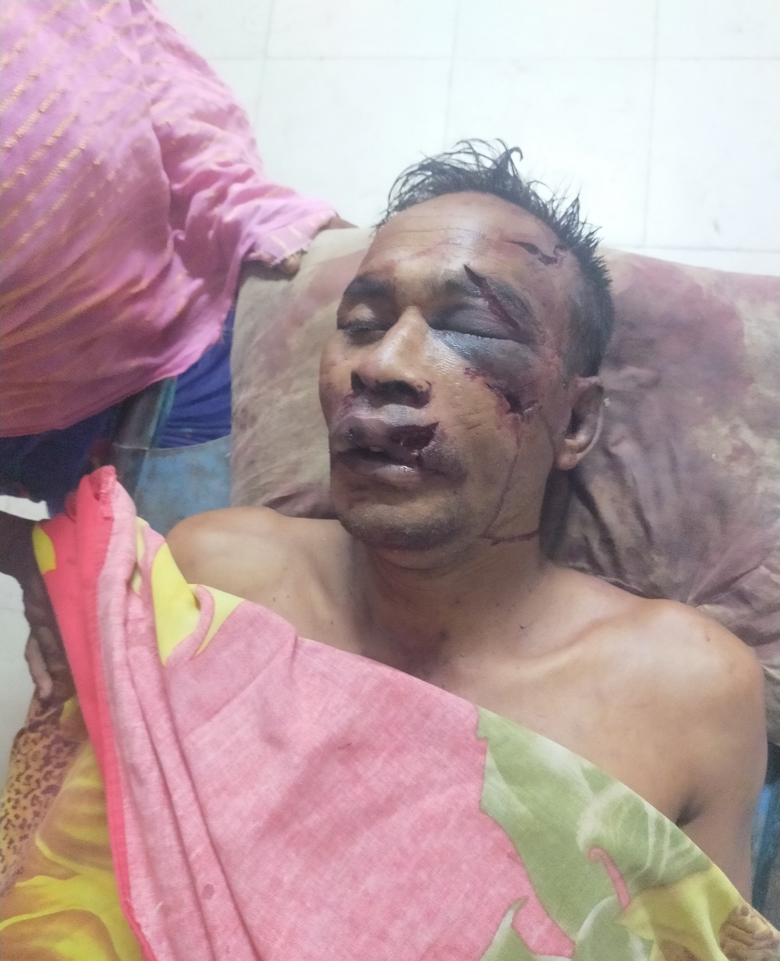 ভোলাহাটে গুজবের ঘটনায় রক্তক্ষয়ী সংঘর্ষে নিহত ১; আহত ১২! সংঘর্ষে মৃতের ঘটনায় গ্রেফতার আতঙ্কে স্থানীয়রা গ্রামছাড়া!!