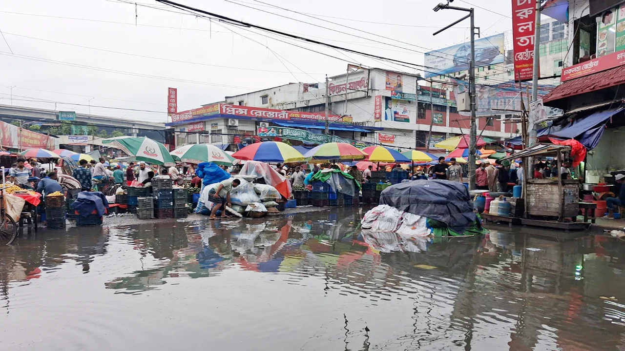 নতুন লঘুচাপে বৃষ্টি আরো বাড়বে  রাজধানীতে টানা বৃষ্টি ও জলাবদ্ধতায় জনদুর্ভোগ, পুলিশের বিশেষ সতর্কতা