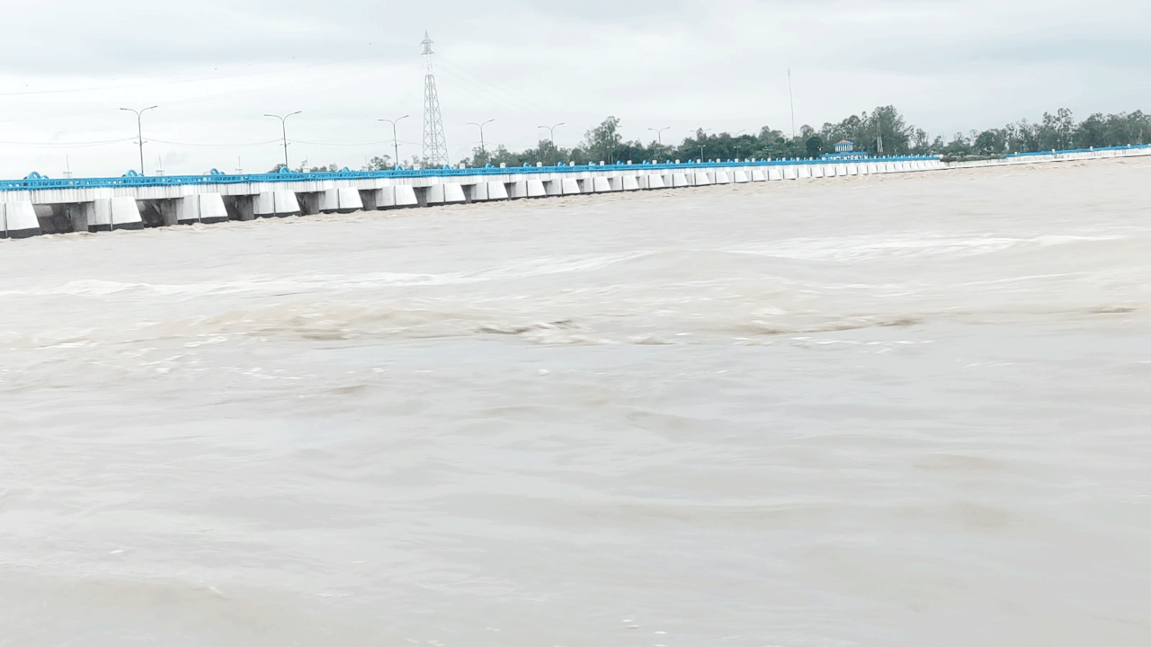 বিপৎসীমার ১৫ সেন্টিমিটার উপর দিয়ে প্রবাহিত হচ্ছে তিস্তার পানি সারাদিন ধরেই পানি বাড়ছে।