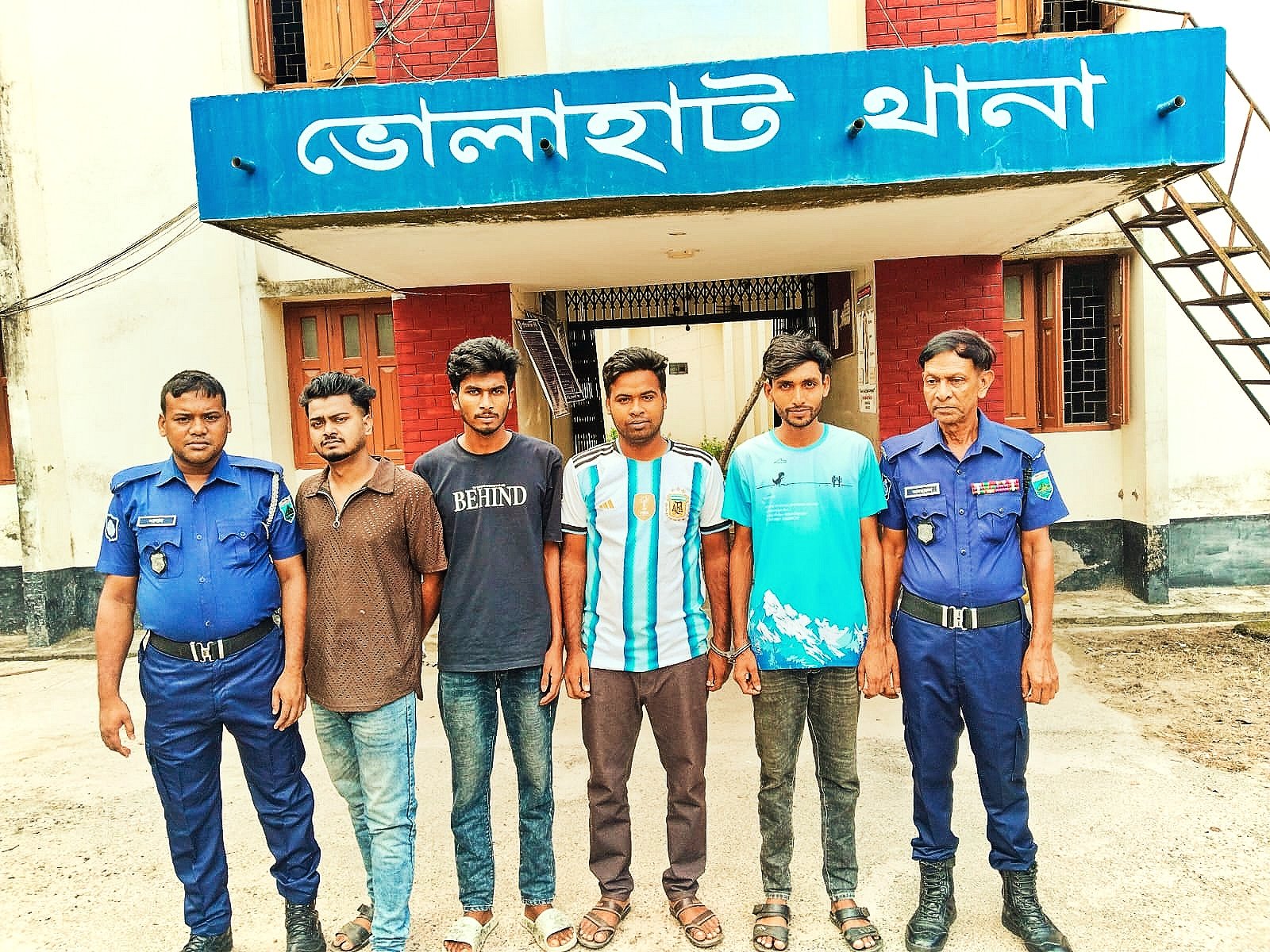 ভোলাহাটে ৪ মাদকসেবী পুলিশের হাতে আটক!!