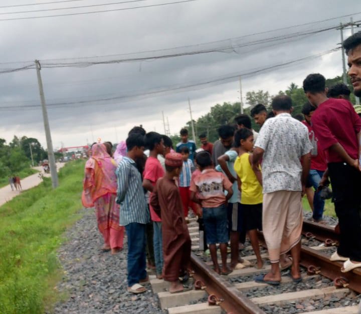 দোহাজারীতে ট্রেনে কাটা পড়ে যুবকের দুই পা ও এক হাত বিচ্ছিন্ন