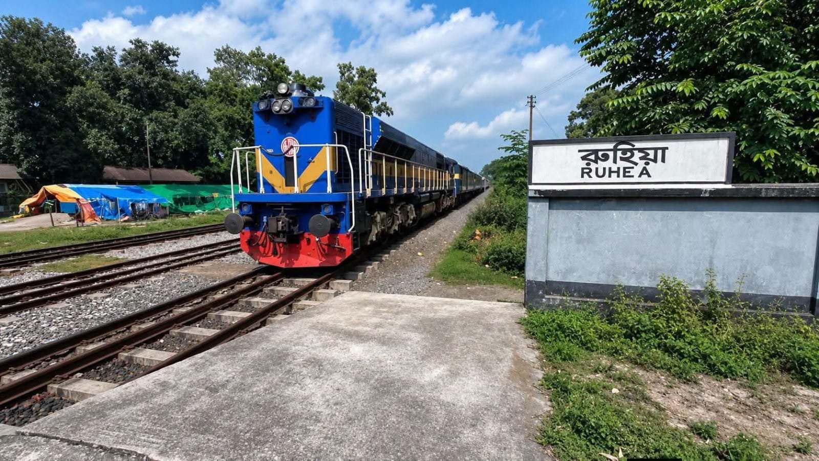 ঠাকুরগাঁওয়ের রুহিয়ায় শতবছরের রেলস্টেশনে যাত্রী ছাউনির জোরালো দাবি: রোদ-বৃষ্টিতে চরম দুর্ভোগে যাত্রীরা