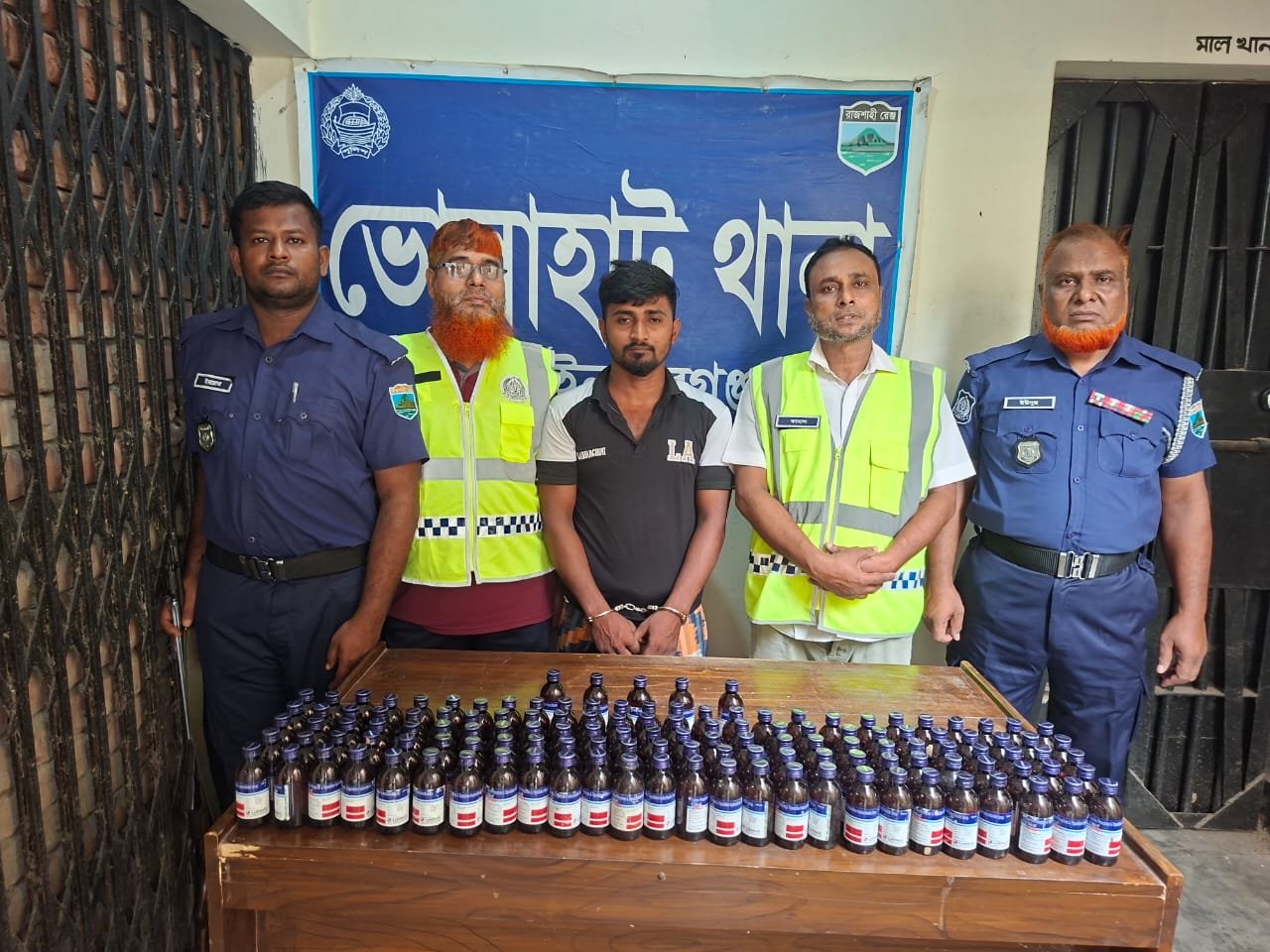 ভোলাহাটে ১৩৫ বোতল ফেনসিডিলসহ মাদক ব্যবসায়ী গ্রেপ্তার!