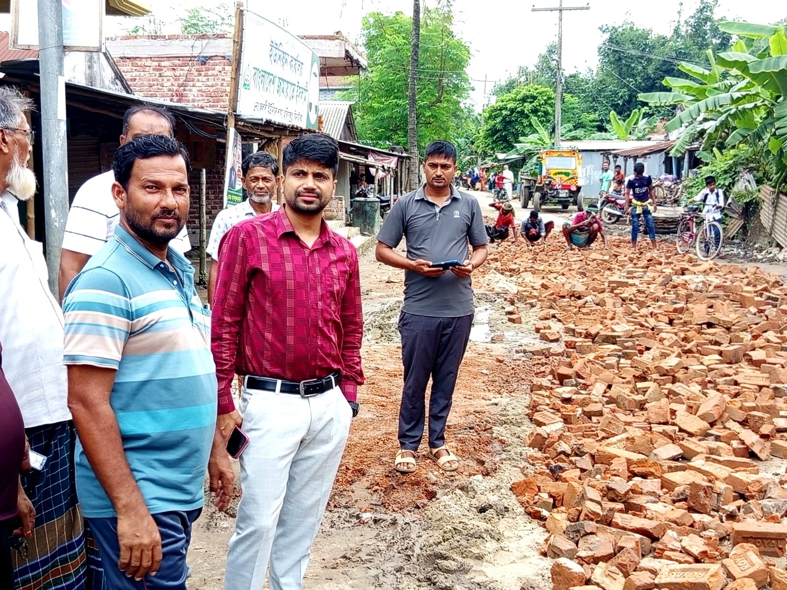 নির্বাহী অফিসারের উদ্যোগে হরিণাকুণ্ডুতে সড়ক সংস্কার