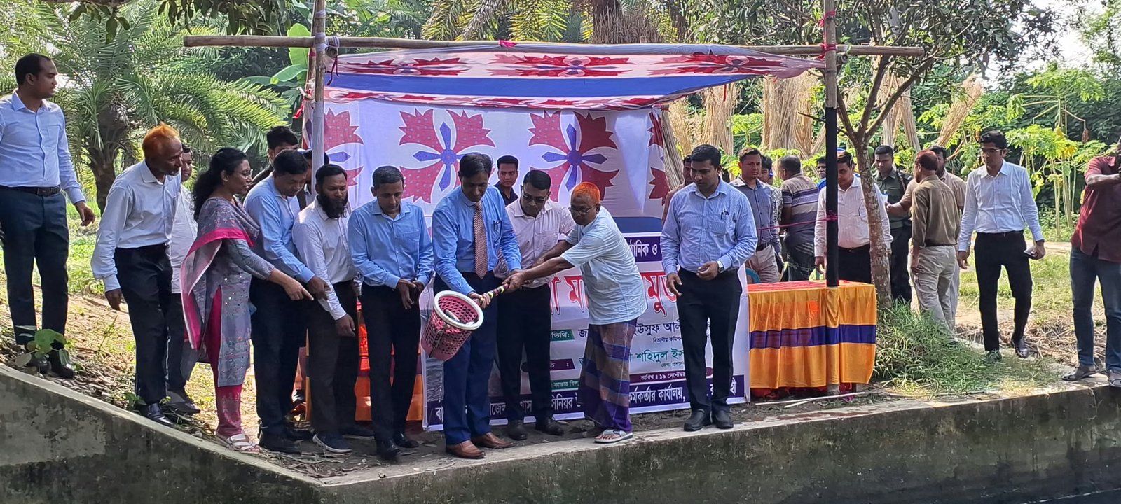 পুঠিয়ায় জলাশয়ে মাছের পোনা অবমুক্তকরন