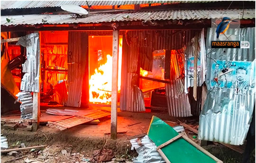 গফরগাঁওয়ে গৃহবধূকে সংঘবদ্ধ ধর্ষনকারী দুই সহোদরসহ তিন বাড়িতে বিক্ষুব্ধ জনতার অগ্নিসংযোগ