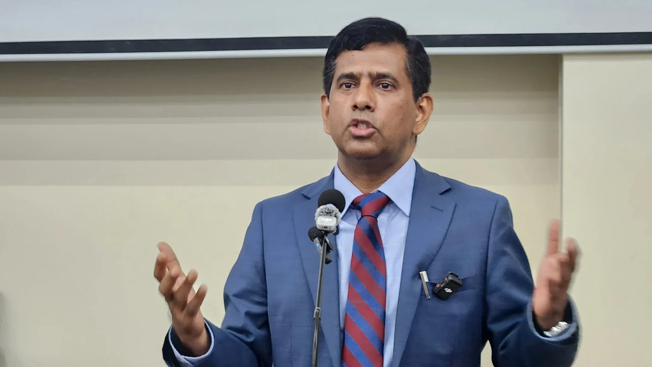 ‘অথচ বেগম খালেদা জিয়া বারবার বলেছেন, বাহাত্তরের সংবিধানকে ডাস্টবিনে নিক্ষেপ করা উচিত’