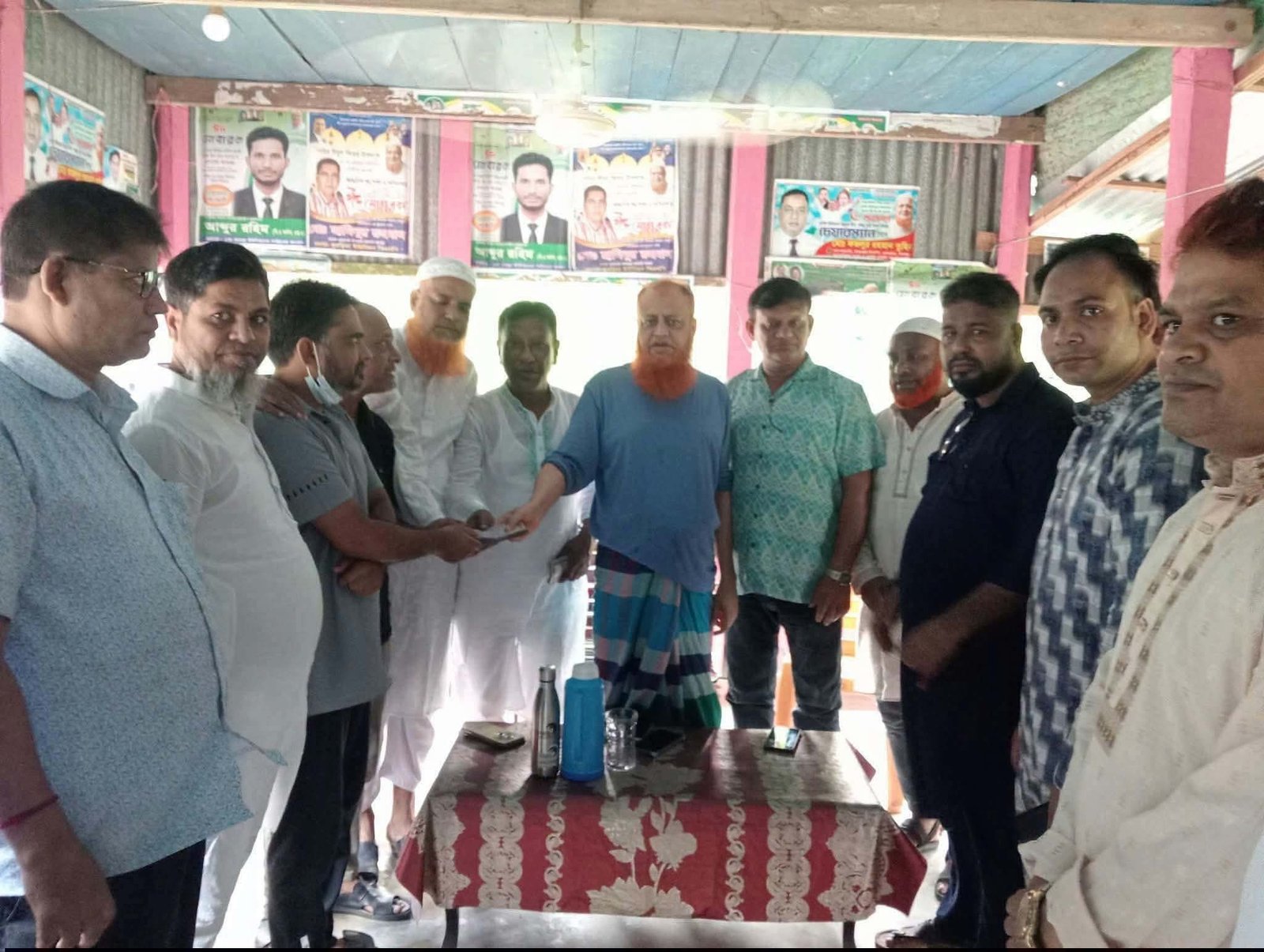 নাগরপুরে অগ্নিকাণ্ডে ক্ষতিগ্রস্ত দোকানীদের নগদ অর্থ সহায়তা প্রদান করলেন এমপি  লাভলু