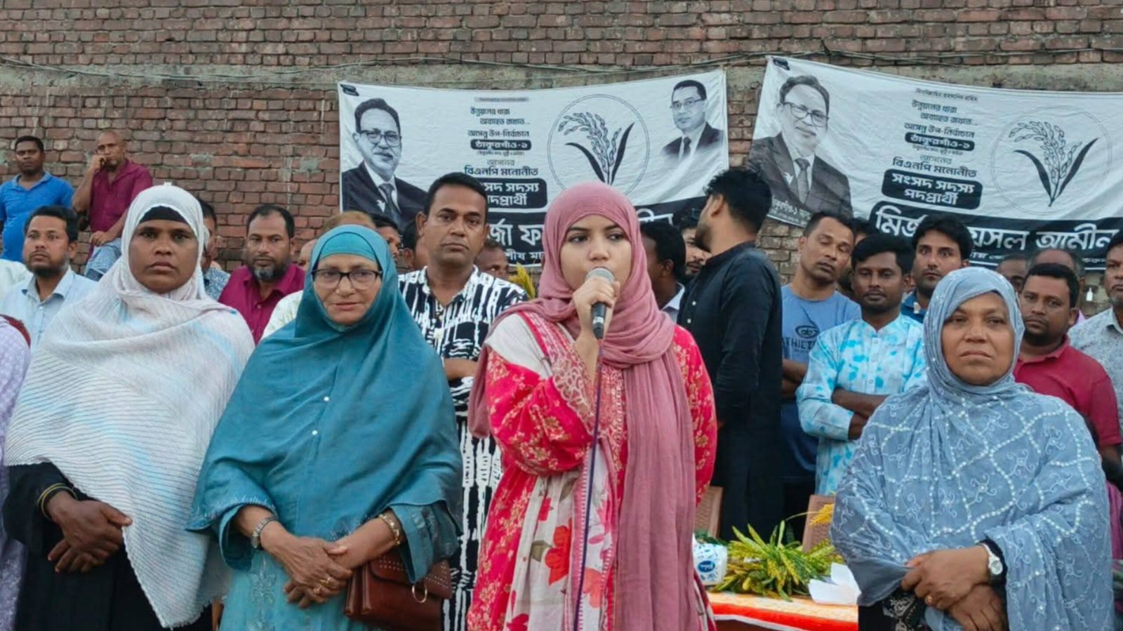 উপনির্বাচনে রুহিয়ায় বাবার পক্ষে ধানের শীষের প্রচারণায় মেয়ে ডা. ফাইজা